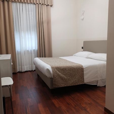 Guesthouse Central Station Group - Via Sammartini 15 มิลาน ภายนอก รูปภาพ