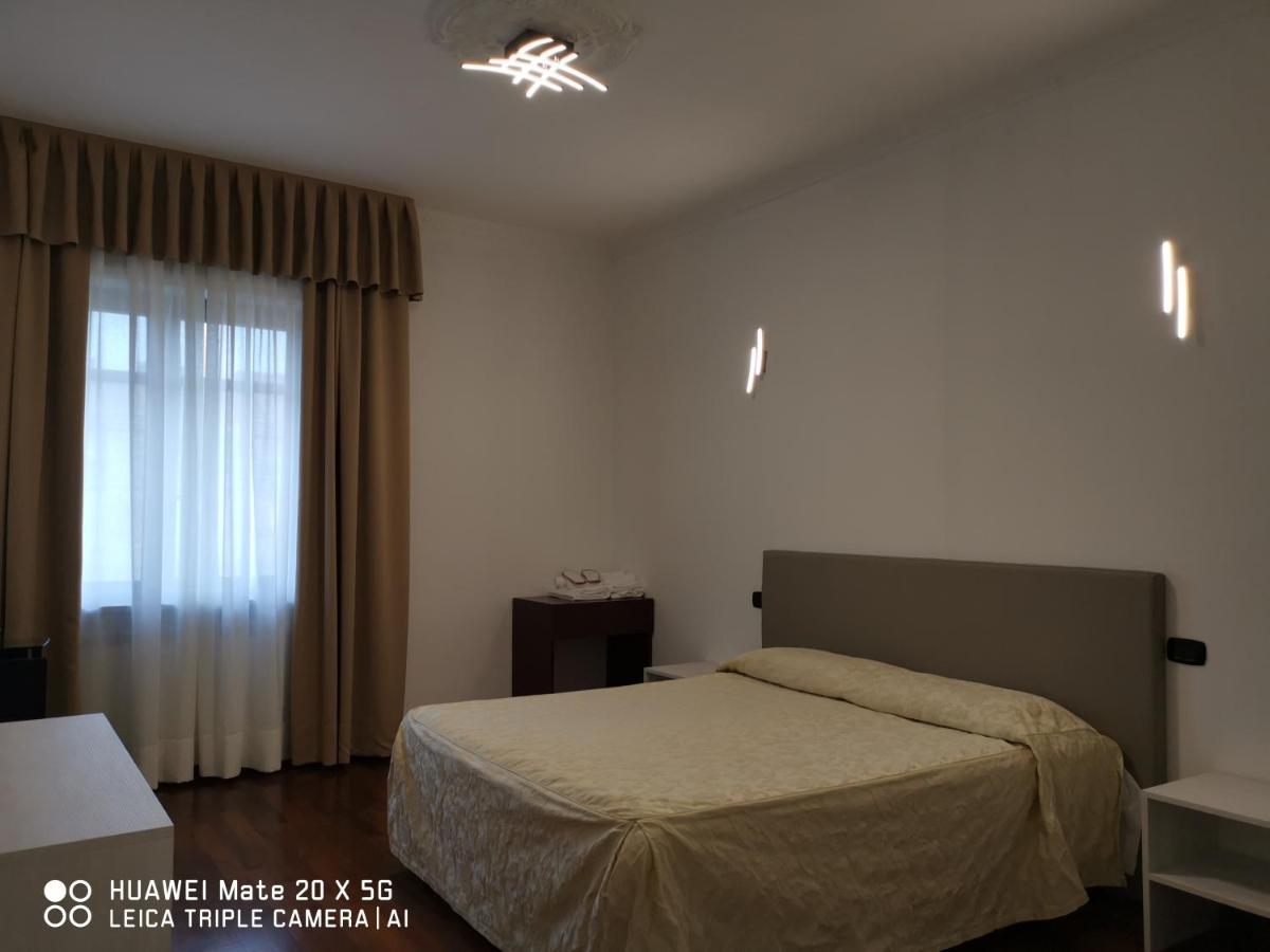 Guesthouse Central Station Group - Via Sammartini 15 มิลาน ภายนอก รูปภาพ