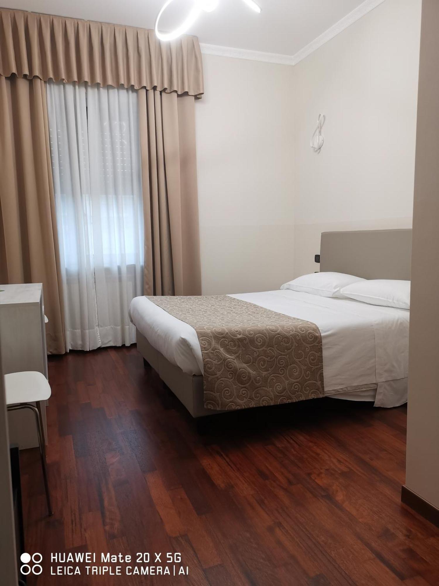Guesthouse Central Station Group - Via Sammartini 15 มิลาน ภายนอก รูปภาพ