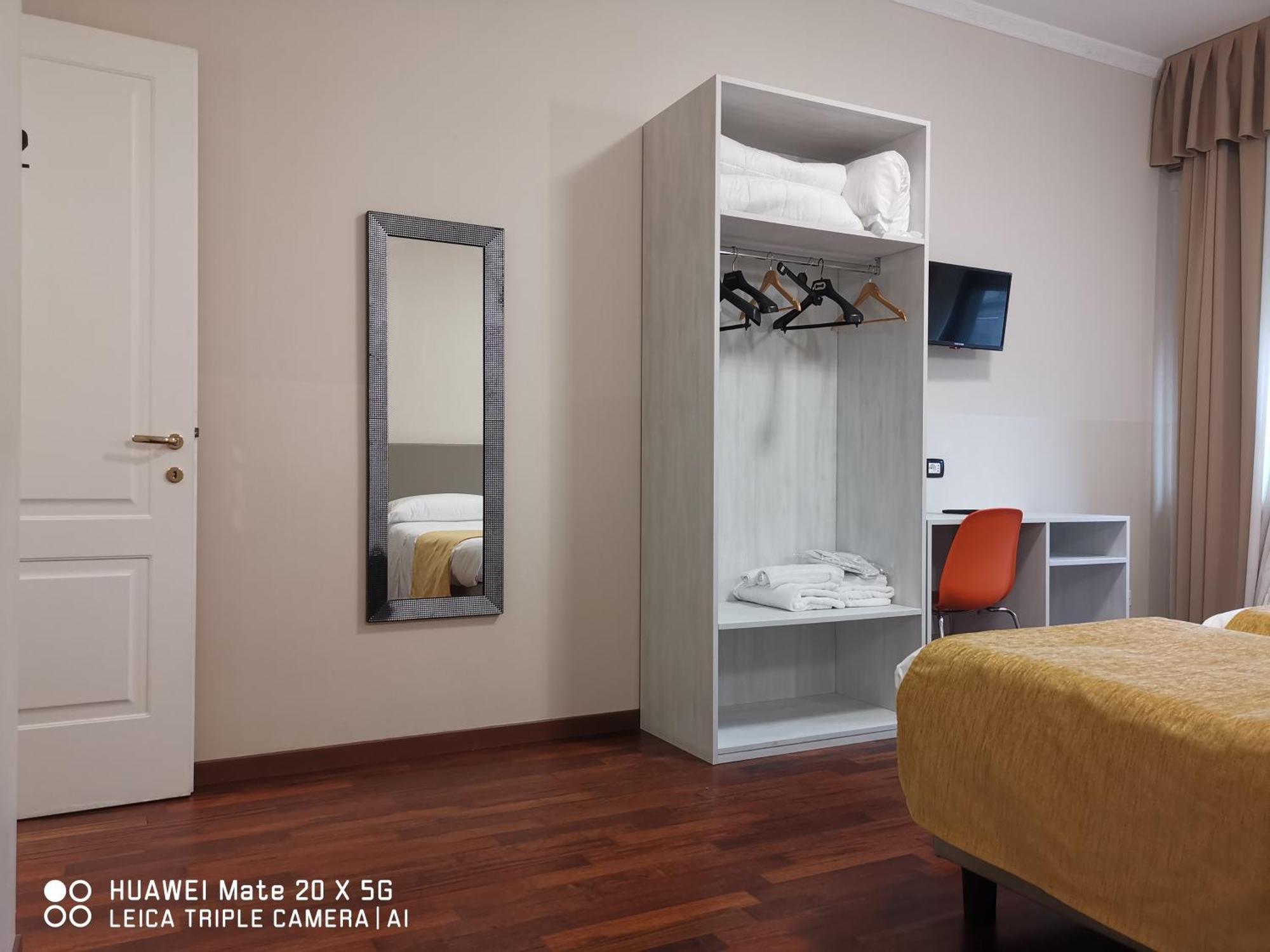 Guesthouse Central Station Group - Via Sammartini 15 มิลาน ภายนอก รูปภาพ